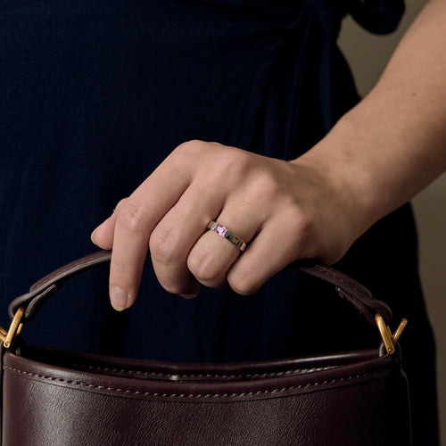 Bague en or gris et saphirs rose