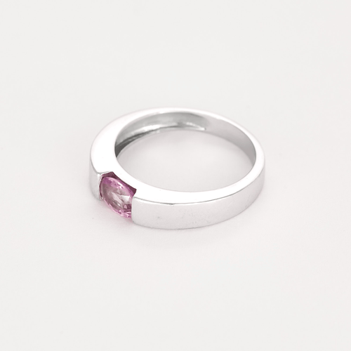 Bague en or gris et saphirs rose