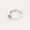 Bague en or gris et saphirs rose