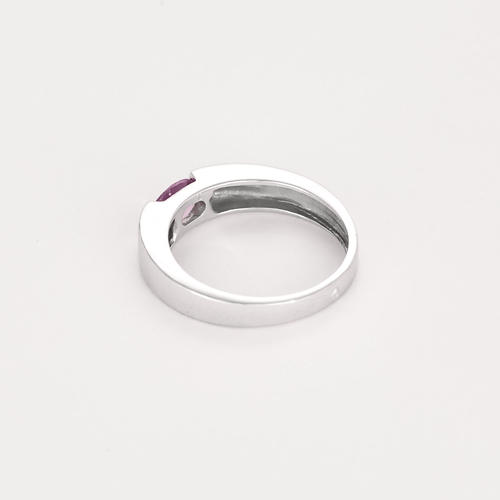 Bague en or gris et saphirs rose