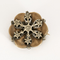 Broche en or rose et or gris à motif de fleur ponctuée d'étoile et diamants de taille rose 58 Facettes DV0013-35