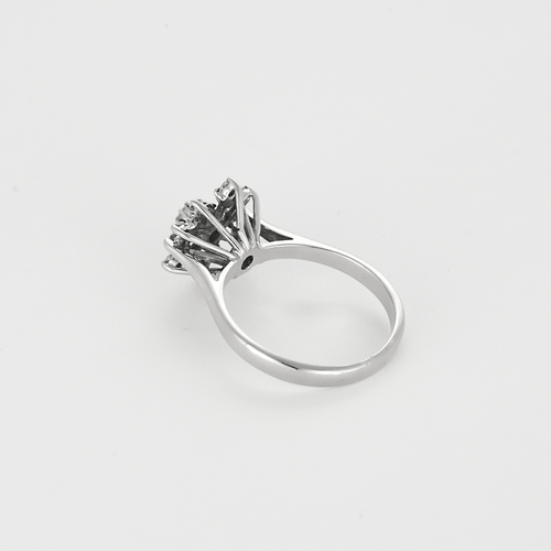 Bague 55,5 Bague en or blanc à motif de fleur et diamants 58 Facettes DV27468-28-555-5