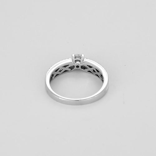 Bague 54 Bague solitaire en or gris et diamants 58 Facettes DV24276-11