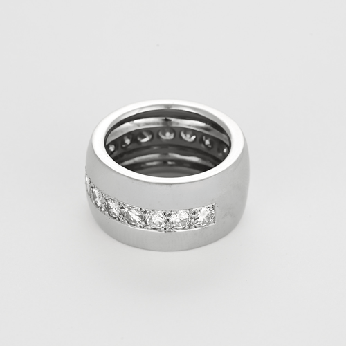 Bague 56 Importante Bague composée d’un large jonc bombé en or gris et diamants 58 Facettes DV27468-1-56-3