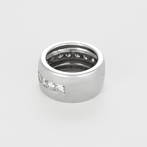 Bague 56 Importante Bague composée d’un large jonc bombé en or gris et diamants 58 Facettes DV27468-1-56-3