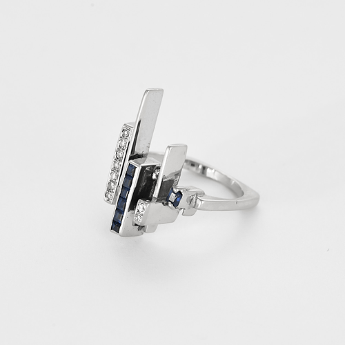 Bague 52 Bague moderniste en or gris, diamants et saphirs calibrés 58 Facettes DV27468-34-52-1