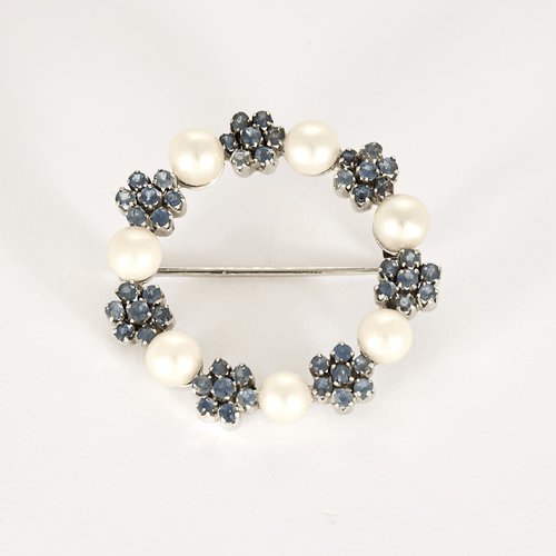 Broche Broche Couronne en or gris, saphirs et perles de culture blanches 58 Facettes DV27545-3