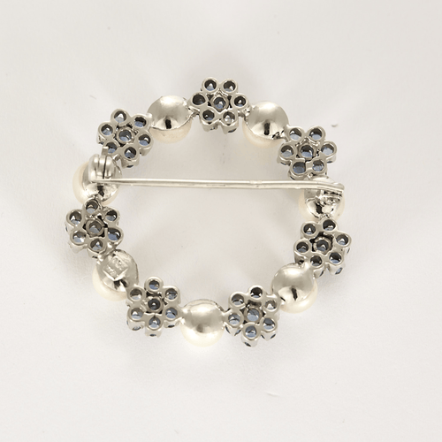 Broche Couronne en or gris, saphirs et perles de culture blanches 58 Facettes DV27545-3