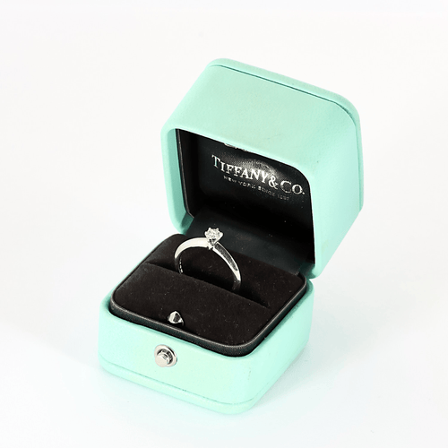 Bague 51.5 Tiffany & Co. Bague solitaire en platine et diamant 0.20 carat 58 Facettes DV28583-1