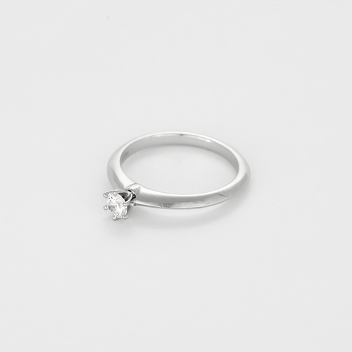 Bague 51.5 Tiffany & Co. Bague solitaire en platine et diamant 0.20 carat 58 Facettes DV28583-1