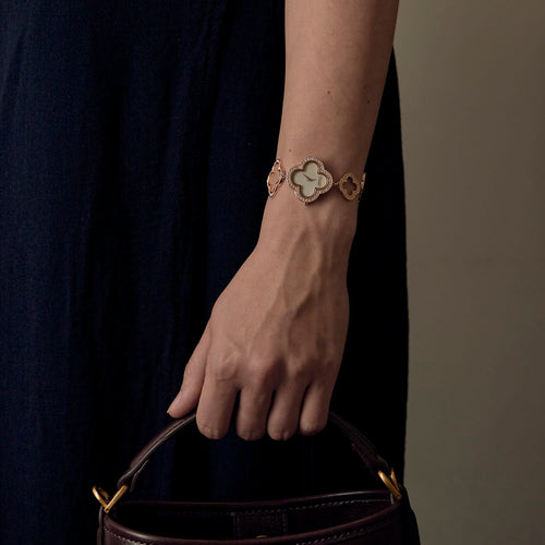 Montre Montre Van Cleef & Arpels Alhambra or rose, nacre et diamants 58 Facettes DV0967-5