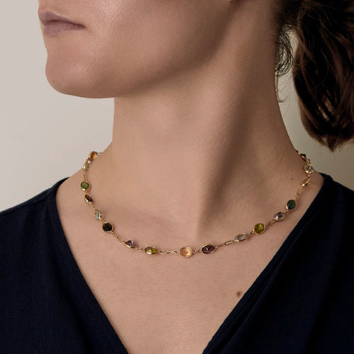 Long collier en or jaune et pierres fines de couleurs