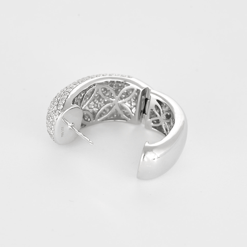 Paire de larges anneaux d'oreilles en or gris et diamants 58 Facettes DV27418-1