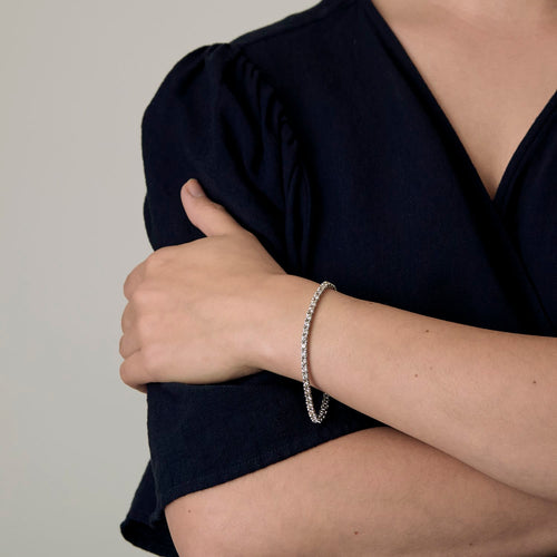 Bracelet Bracelet ligne en or gris et diamants. 2.25 carat environ. 58 Facettes DV25824-2