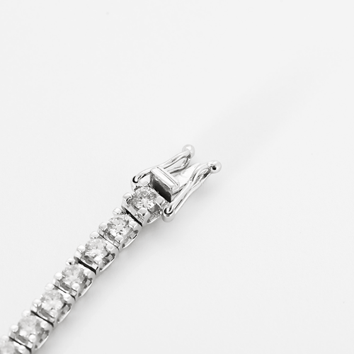 Bracelet Bracelet ligne en or gris et diamants. 2.25 carat environ. 58 Facettes DV25824-2