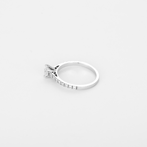 Solitaire en or blanc et diamants