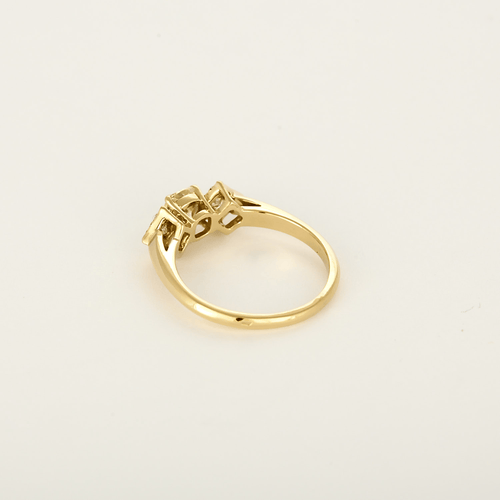 Bague Bague type solitaire en or jaune, diamant natural fancy yellow 0.79 carat et petits diamants blancs 58 Facettes DV28537-1-54-3