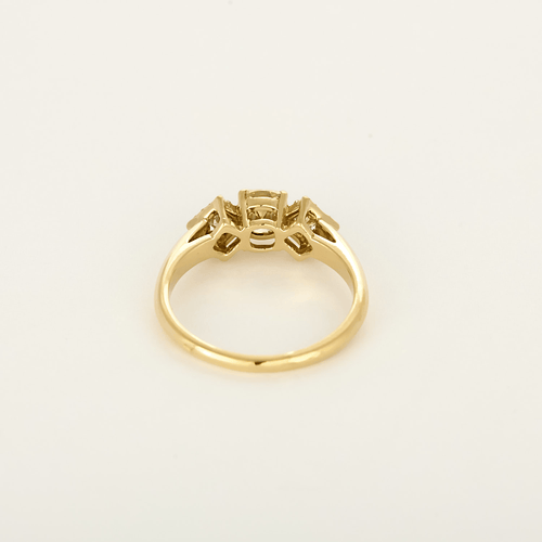 Bague Bague type solitaire en or jaune, diamant natural fancy yellow 0.79 carat et petits diamants blancs 58 Facettes DV28537-1-54-3