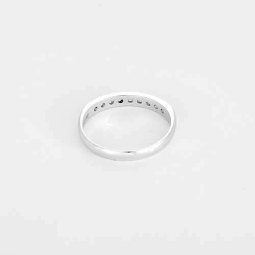 Demie-alliance en or blanc et diamants