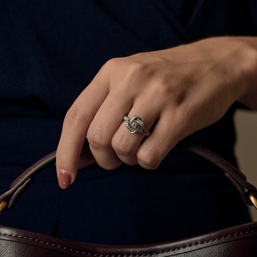 BOUCHERON - Pivoine - Bague en or blanc, diamants