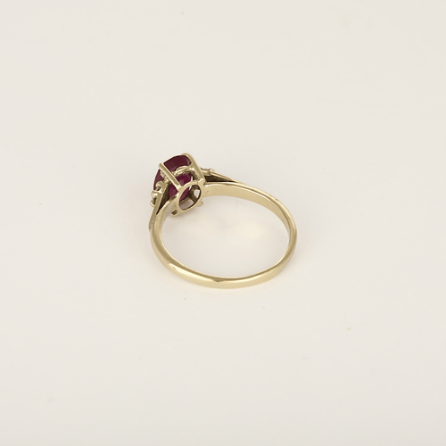 Bague 55 Bague en or blanc ornée d’un rubis de 1,50 carat, épaulé de diamants pour 0,12 carat au total 58 Facettes DV31868-2