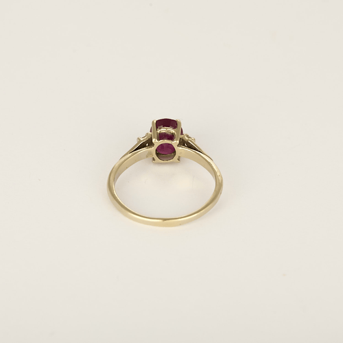 Bague 55 Bague en or blanc ornée d’un rubis de 1,50 carat, épaulé de diamants pour 0,12 carat au total 58 Facettes DV31868-2