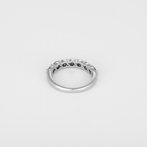 Bague 50 Élégante Demie-alliance en platine et diamants : 0,70 carat au total 58 Facettes DV31868-1