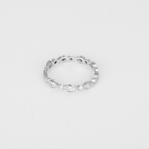 Alliance en or blanc et diamants