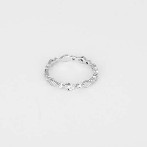 Alliance en or blanc et diamants