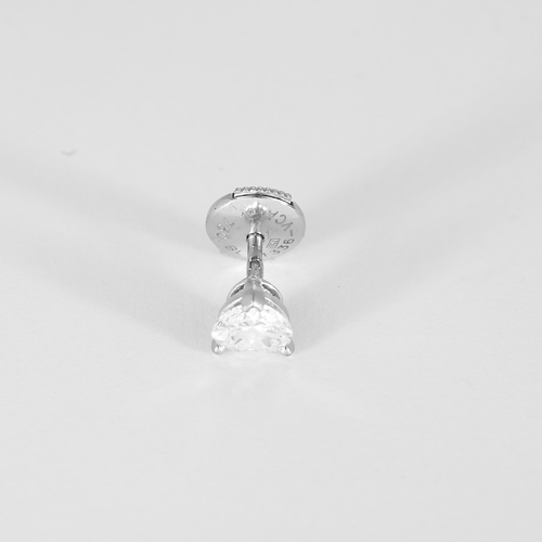 VAN CLEEF & ARPELS - Boucles d'oreilles puces en or blanc et diamants