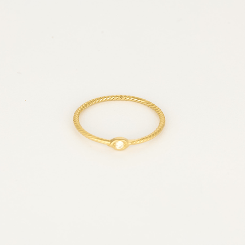 Délicate bague en or jaune et diamant : 0,05 carat