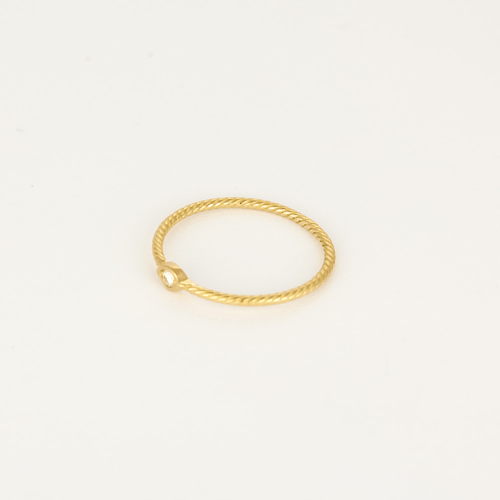 Délicate bague en or jaune et diamant : 0,05 carat