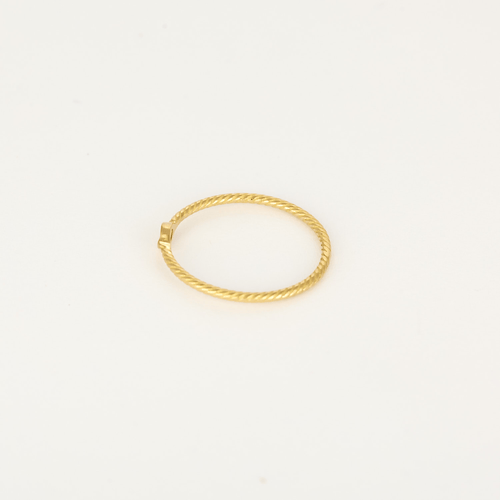 Délicate bague en or jaune et diamant : 0,05 carat