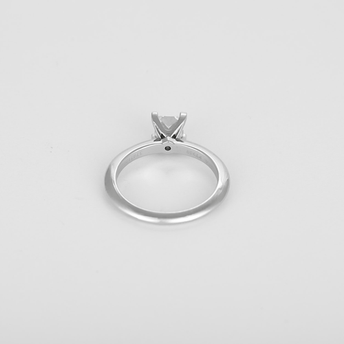 Tiffany & Co - Élégant Solitaire en platine et diamant 58 Facettes DV31768-1