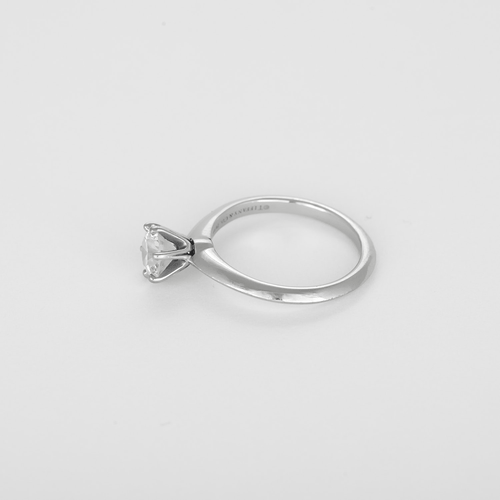 Bague 52 TIFFANY - Bague solitaire en platine et diamant 0.90 carat 58 Facettes DV32074-1