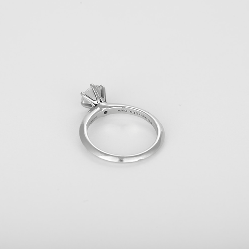 Bague 52 TIFFANY - Bague solitaire en platine et diamant 0.90 carat 58 Facettes DV32074-1