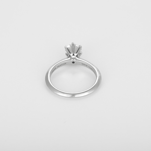 Bague 52 TIFFANY - Bague solitaire en platine et diamant 0.90 carat 58 Facettes DV32074-1