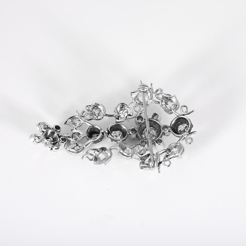 Broche Élégante Broche - devant de corsage, en or blanc doublé d'argent et diamants : 2,90 carats 58 Facettes DV32220-1