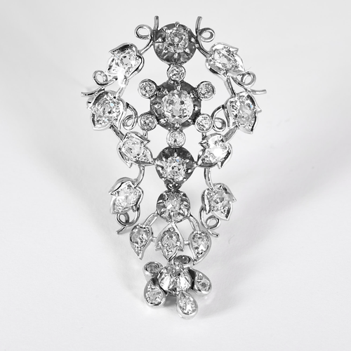 Broche Élégante Broche - devant de corsage, en or blanc doublé d'argent et diamants : 2,90 carats 58 Facettes DV32220-1