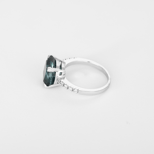 Bague 51 Élégante bague en or blanc, topaze blue London : 5 carats et diamants  : 0,10 carat. 58 Facettes DV32296-1