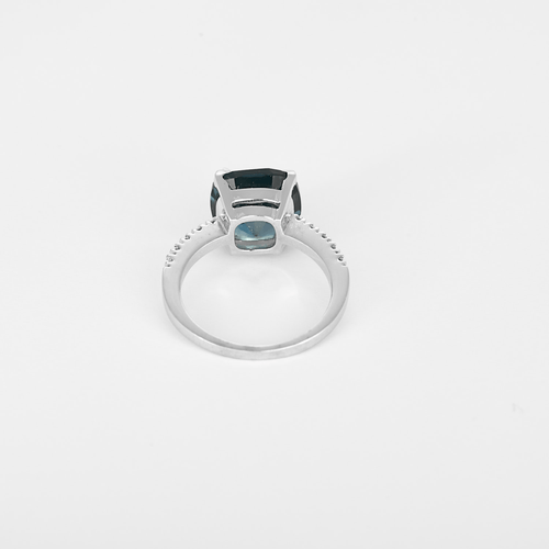 Bague 51 Élégante bague en or blanc, topaze blue London : 5 carats et diamants  : 0,10 carat. 58 Facettes DV32296-1