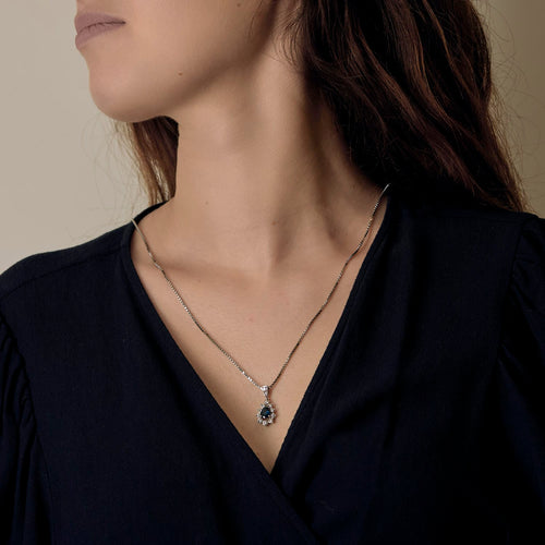 Collier en or blanc et pendentif en or blanc, diamants : 0,60 carat et saphir : 1 carat
