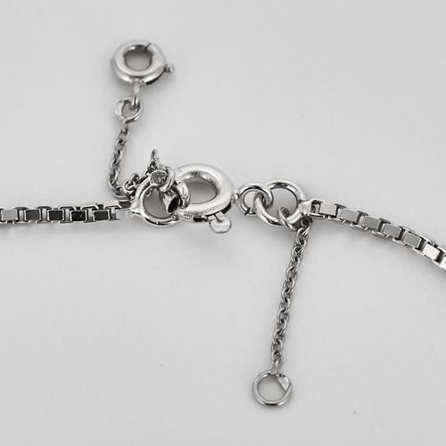 Collier en or blanc et pendentif en or blanc, diamants : 0,60 carat et saphir : 1 carat