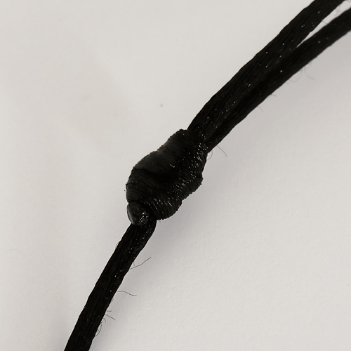 Dinh Van - Cible - Élégant pendentif en or blanc, diamants sur cordon noir 58 Facettes DV32132-1