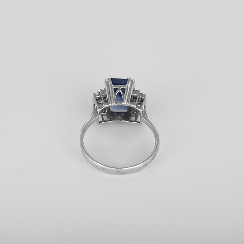 53 Bague en or blanc, diamants : 0,20 carat, saphir : 3,71 carats, Ceylan non chauffé 58 Facettes DV32631-1