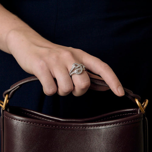 52 Cartier - Agrafe - Bague  en or blanc et diamants 58 Facettes DV31450-39