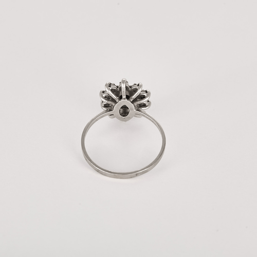 53 Bague marguerite en or blanc, saphir et diamants 58 Facettes DV32533-1