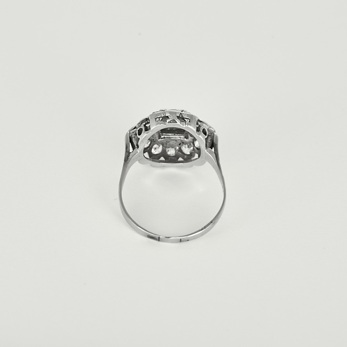 57 Élégante bague en or blanc, diamants et émeraude 58 Facettes DV32086-67