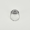57 Élégante bague en or blanc, diamants et émeraude 58 Facettes DV32086-67