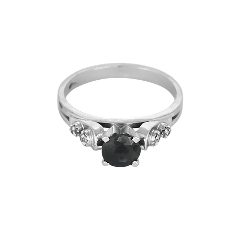 50 Bague en or blanc avec un saphir central, épaulé de diamants 58 Facettes DV32533-2